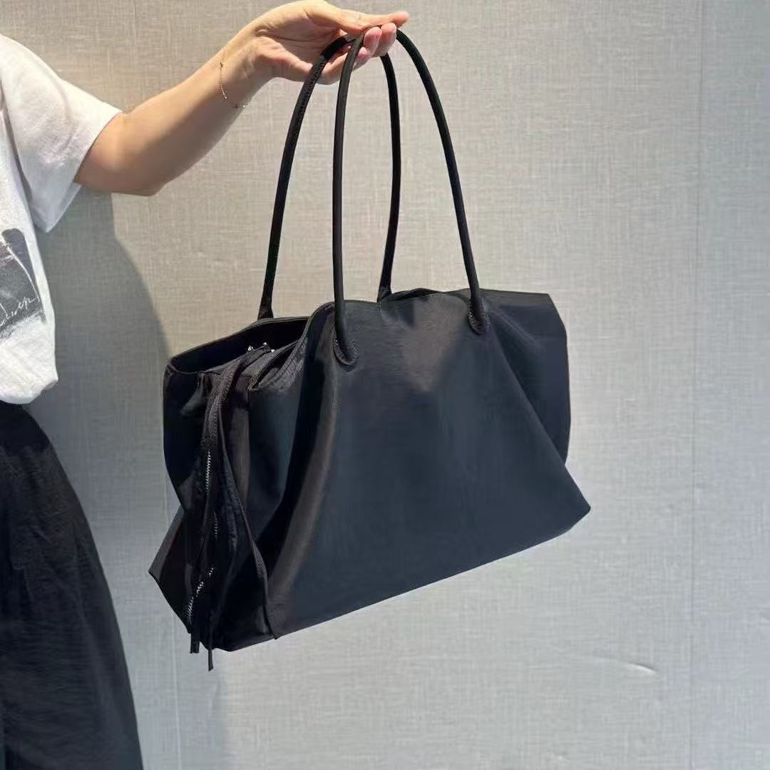 Black Minimalist High-capacity Tote Bag