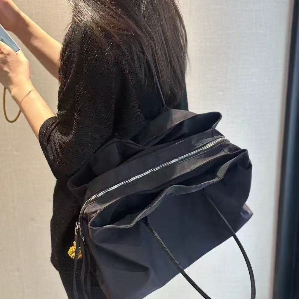 Black Minimalist High-capacity Tote Bag