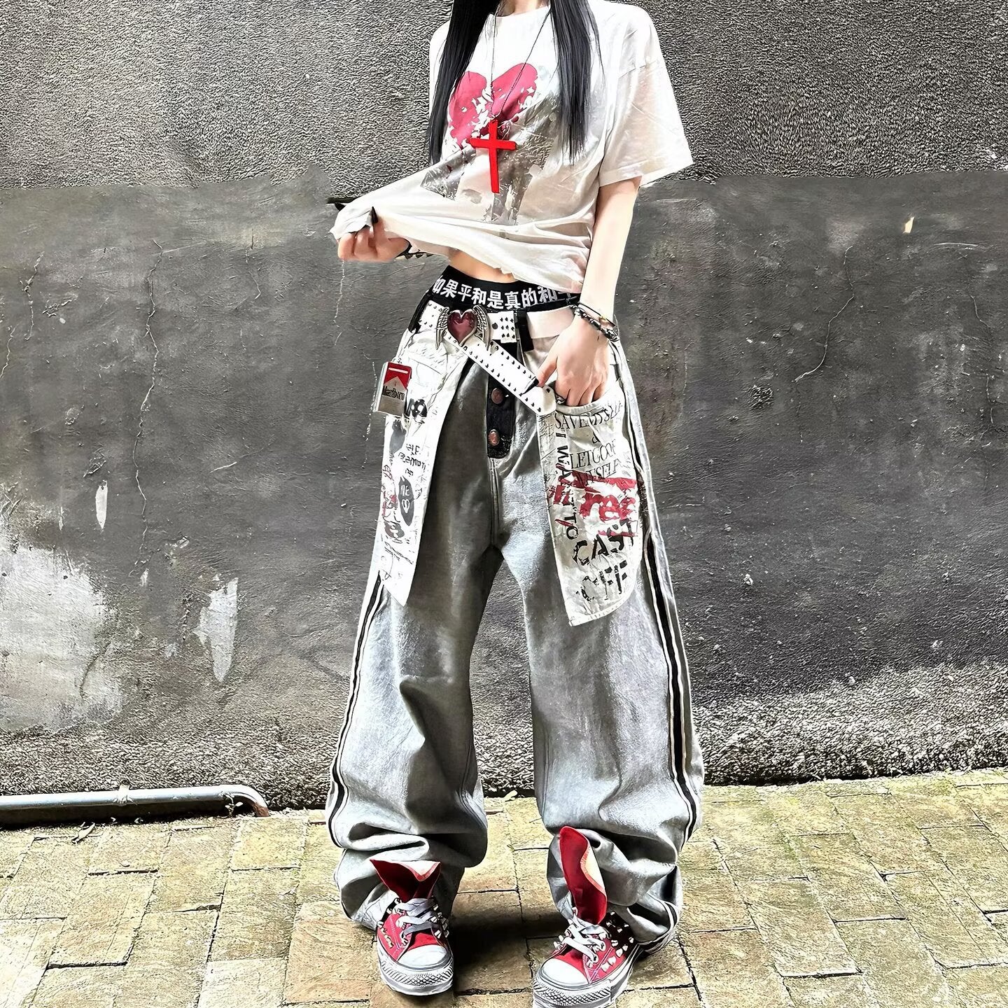 بنطلون جينز فضفاض بتصميم كاجوال مع لمسة بانك، مثالي لإطلالة فتاة مسترجلة أو راعية بقر جريئة.