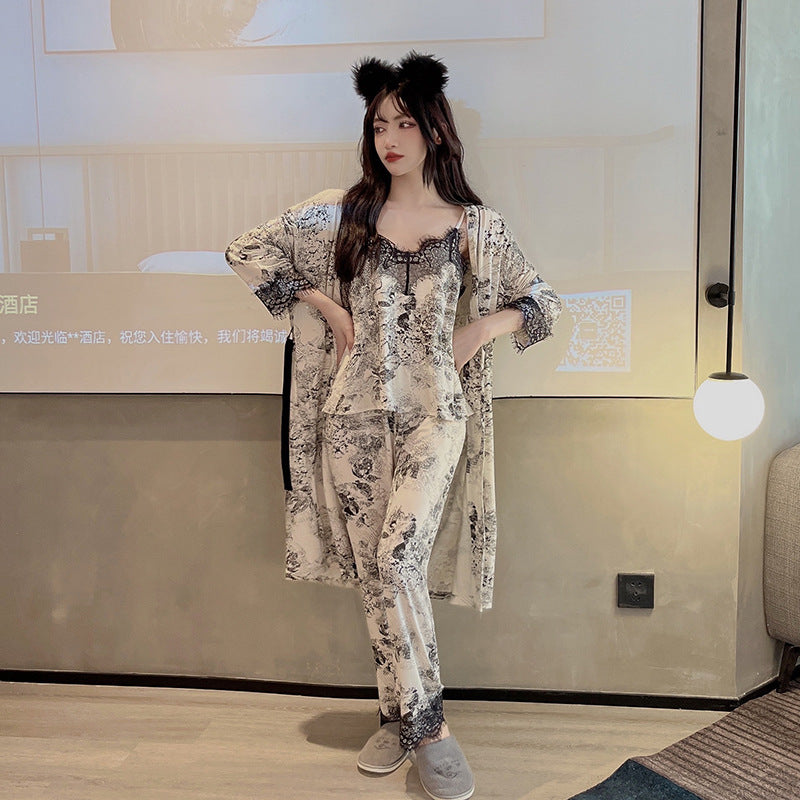 ثلاثة أطقم من أرواب منزلية بتصميم كلاسيكي