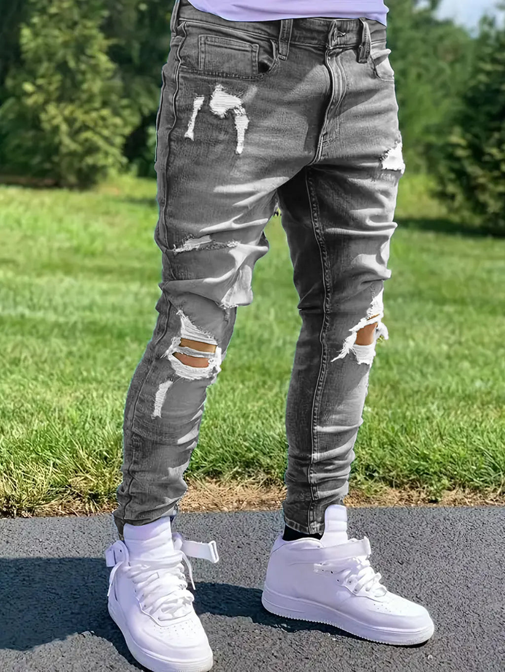 بنطلون جينز رجالي ممزق بتصميم عصري يعكس شخصية الرجل العصري.