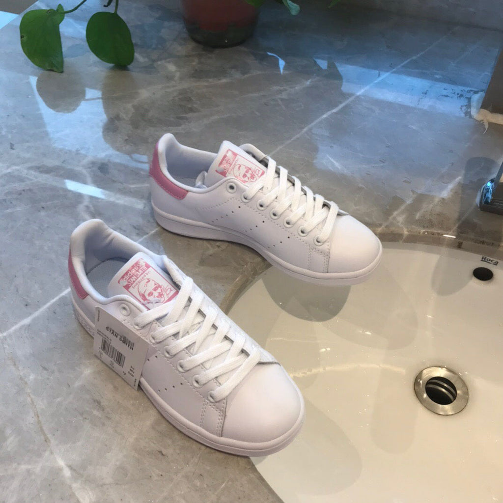 Smith's small white shoes