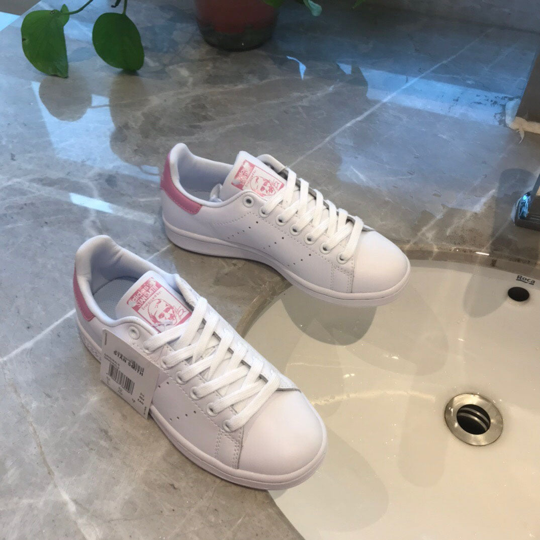 Smith's small white shoes